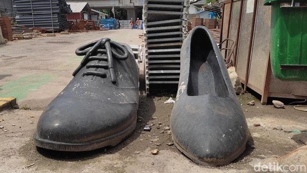 Kondisi tugu ikonik sepatu Cibaduyut. (Rifat Alhamidi/detikJabar)