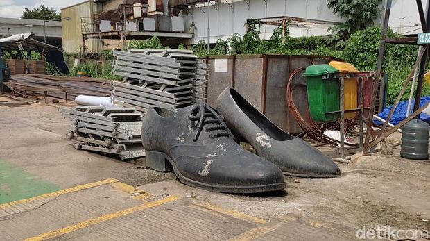 Kondisi tugu ikonik sepatu Cibaduyut. (Rifat Alhamidi/detikJabar)