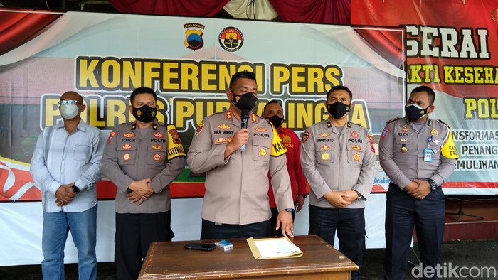 Konferensi pers kasus kecelakaan motor nyungsep ke kolong mobil polisi, Minggu (6/3/2022).