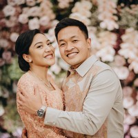 Putri Tanjung dan Guinandra Jatikusumo menggelar lamaran di di kediaman keluarga Chairul Tanjung di Menteng, Jakarta Pusat, Sabtu (5/3/2022). Proses lamaran yang dihadiri oleh keluarga kedua mempelai, dijalankan dengan protokol kesehatan yang ketat, seperti test PCR, serta jumlah orang yang terbatas.  Foto: Dok. Morden.co