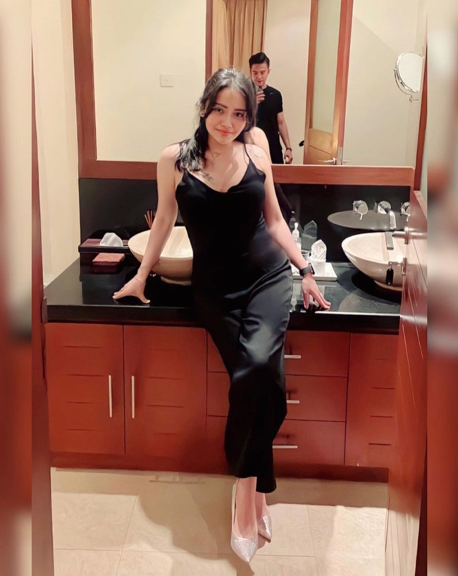 Tak hanya melakukan operasi plastik, Mawar juga rutin berolahraga. Itulah mengapa tubuhnya bisa tetap terlihat langsing meski telah memiliki anak. Foto: Instagram/@mysamawar