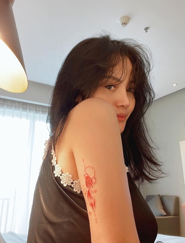 Mawar sendiri pernah mengakui bahwa dirinya pernah melakukan operasi plastik di bagian hidung. Tak heran jika saat ini hidungnya jadi terlihat lebih mancung. Foto: Instagram/@mysamawar