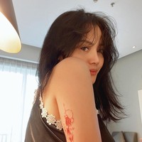 Mawar sendiri pernah mengakui bahwa dirinya pernah melakukan operasi plastik di bagian hidung. Tak heran jika saat ini hidungnya jadi terlihat lebih mancung. Foto: Instagram/@mysamawar