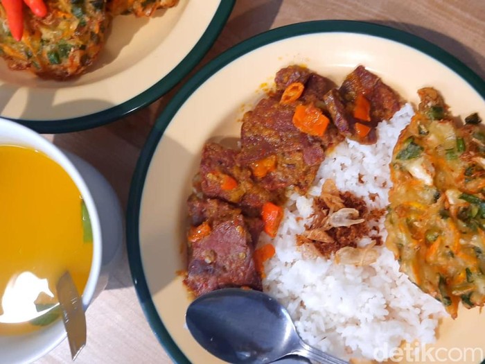 Menu Nasi Paru Kecombrang di Ruang Santap Bandung