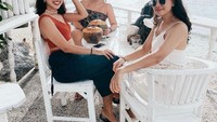 Salah satunya saat liburan di Bali bersama teman-temannya ini. Ia menikmati keindahan pantai sambil minum air kelapa. Foto: Instagram @nessiejudge