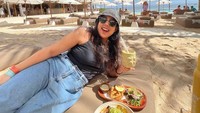 Terakhir ada momen Nessie Judge saat kulineran di pinggir pantai. Ia memesan onion ring dan nachos dengan topping guacamole. Foto: Instagram @nessiejudge