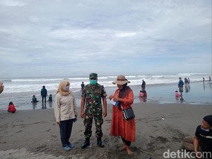 Jangan Ditiru! Banyak Wisatawan Bandel Lepas Masker di Parangtritis