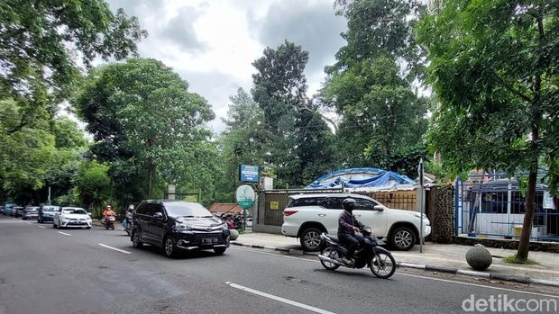 Parkir liar mobil pengunjung Kebun BInatang Bandung di trotoar Jalan Tamansari.