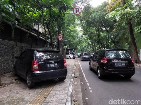 Parkir liar mobil pengunjung Kebun BInatang Bandung di trotoar Jalan Tamansari.