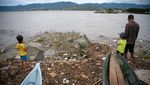 Penampakan Tumpukan Sampah di Bibir Teluk Palu