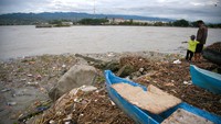 Sampah-sampah tersebut terbawa arus pada musim angin barat.
