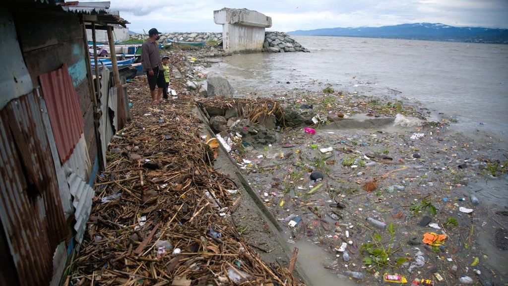 Penampakan Tumpukan Sampah di Bibir Teluk Palu