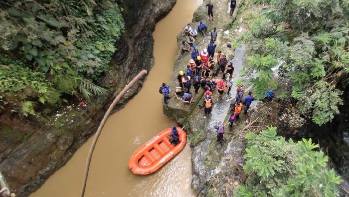 Pencarian pria di Bogor tercebur ke Sungai Ciliwung