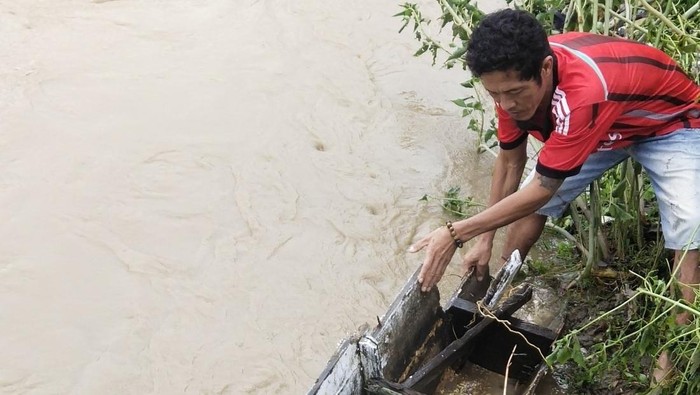 Perahu milik Ambo Tuo, nelayan di Barru rusak karena diterjang banjir