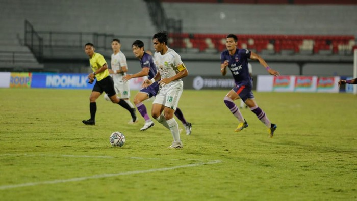 Surabaya - Laga Persita melawan Persebaya dalam Liga 1 pekan ke-29 berakhir dengan skor imbang 1-1. Asisten Pelatih Persebaya, Mustaqim mengakui penampilan apik dari kiper Persita, Rendy Oscario.