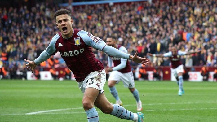 BIRMINGHAM, ENGLAND - MARCH 05:  Aston Villa manager Steven Gerrard embraces Philippe Coutinho during the Premier League match between Aston Villa and Southampton at Villa Park on March 5, 2022 in Birmingham, United Kingdom. (Photo by Marc Atkins/Getty Images)