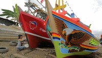 Para nelayan ini melakukan perawatan dengan pengecatan ulang kapal-kapal mereka biar menjadi indah dan lebih tahan lama.