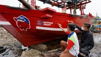 Area Sales Manager Nippon Paint Jawa Tengah, Topan Wijaksono, ikut serta membantu dan meninjau langsung proses pengecatan bersama para nelayan yang diwakili Warkuto, Ketua Forum Nelayan Desa Bandengan, di Desa Bandengan, Kecamatan Mundu, Kabupaten Cirebon, Jawa Barat.