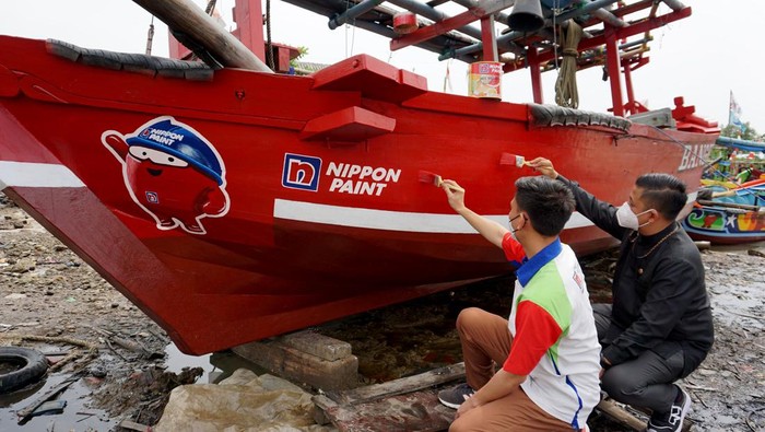 Imbas pandemi, para nelayan di desa Bandengan Cirebon yang terdampak ini harus melakukan perawatan dan pengecatan lewat bantuan pihak luar. Seperti inilah salah satunya yang peduli terhadap nelayan.