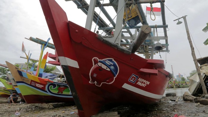 Potret Perawatan Kapal Nelayan di Desa Bandengan Cirebon Imbas pandemi, para nelayan di desa Bandengan Cirebon yang terdampak ini harus melakukan perawatan dan pengecatan lewat bantuan pihak luar. Seperti inilah salah satunya yang peduli terhadap nelayan.