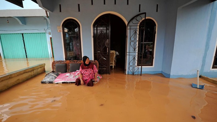 Potret Warga Jambi Beraktivitas di Tengah Banjir Hujan lebat yang mengguyur kawasan Jambi selama lebih dari 4 jam menyebabkan kawasan itu terendam banjir. Ketinggian banjir diketahui mencapai paha orang dewasa