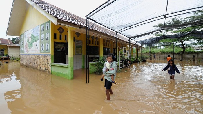Hujan lebat yang mengguyur kawasan Jambi selama lebih dari 4 jam menyebabkan kawasan itu terendam banjir. Ketinggian banjir diketahui mencapai paha orang dewasa