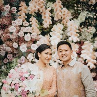 Sementara calon suaminya, Guinandra Jatikusumo, putra kedua dari tiga bersaudara pasangan Dwi Asmono dengan Dira P. Komalaningtyas merupakan seorang pemuda berprestasi, serta ahli investasi dan finansial yang mendapatkan gelar Executive Master in Finance dari INSEAD Fontainebleau Prancis.  Foto: Dok. Modern.co