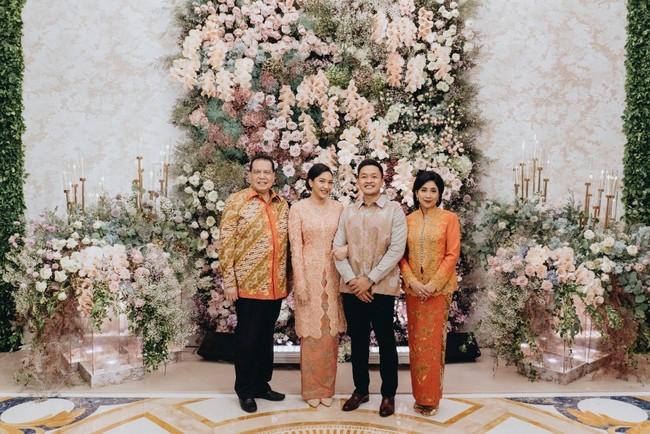 Putri Tanjung merupakan putri pertama dari pengusaha nasional, Chairman CT Corp dan mantan Menko Perekonomian Chairul Tanjung dengan Anita Ratnasari Tanjung. Saat ini perempuan lulusan Academy of Art University San Fransisco Amerika Serikat aktif sebagai CEO Transmedia Digital Lifestyle Group yang membawahi media lifestyle di lingkungan CT Corp. Pada usianya ke-23, Putri ditunjuk Presiden Joko Widodo sebagai Staf Khusus Presiden. Foto: Dok. Modern.co