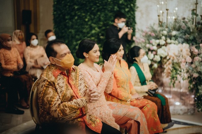 Prosesi lamaran Putri Tanjung dan Guinandra Jatikusumo dihadiri oleh keluarga kedua mempelai, dijalankan dengan protokol kesehatan yang ketat, seperti test PCR, serta jumlah orang yang terbatas. Foto: Dok. Modern.co