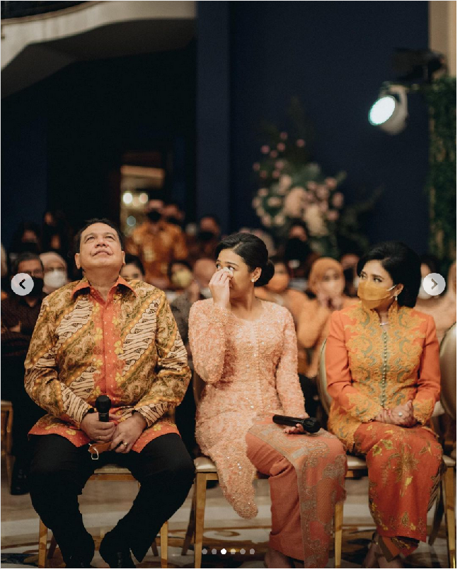 Suasana hangat diselingi perasaan haru sekaligus tawa yang penuh kekeluargaan mengiringi prosesi saat Guinandra melamar Putri. Puncak prosesi lamaran dilewati dengan lancar saat Putri Tanjung menyatakan bersedia untuk dipinang oleh Guinandra. Foto: Dok. Modern.co