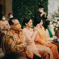 Prosesi lamaran Putri Tanjung dan Guinandra Jatikusumo dihadiri oleh keluarga kedua mempelai, dijalankan dengan protokol kesehatan yang ketat, seperti test PCR, serta jumlah orang yang terbatas. Foto: Dok. Modern.co