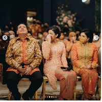 Suasana hangat diselingi perasaan haru sekaligus tawa yang penuh kekeluargaan mengiringi prosesi saat Guinandra melamar Putri. Puncak prosesi lamaran dilewati dengan lancar saat Putri Tanjung menyatakan bersedia untuk dipinang oleh Guinandra. Foto: Dok. Modern.co