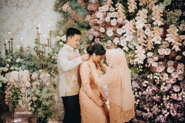 Dalam acara lamaran tersebut disematkan sebuah cincin dan kalung yang menjadi penanda keseriusan Guinandra untuk meminang Putri Tanjung sebagai istri yang akan mendampinginya seumur hidup membangun bahtera rumah tangga. Foto: Dok. Modern.co