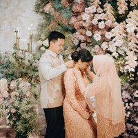 Dalam acara lamaran tersebut disematkan sebuah cincin dan kalung yang menjadi penanda keseriusan Guinandra untuk meminang Putri Tanjung sebagai istri yang akan mendampinginya seumur hidup membangun bahtera rumah tangga. Foto: Dok. Modern.co