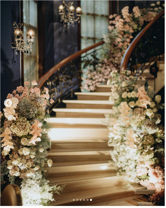 Lamaran Putri Tanjung berlangsung hangat di rumah berkat dekorasi dari Stupa Caspea. Area rumah tampak didekor dengan bunga yang senada dengan kebaya dan batik yang dikenakan Putri serta Guinandra. Foto: Dok. Modern.co
