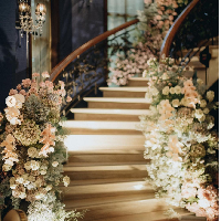 Lamaran Putri Tanjung berlangsung hangat di rumah berkat dekorasi dari Stupa Caspea. Area rumah tampak didekor dengan bunga yang senada dengan kebaya dan batik yang dikenakan Putri serta Guinandra. Foto: Dok. Modern.co