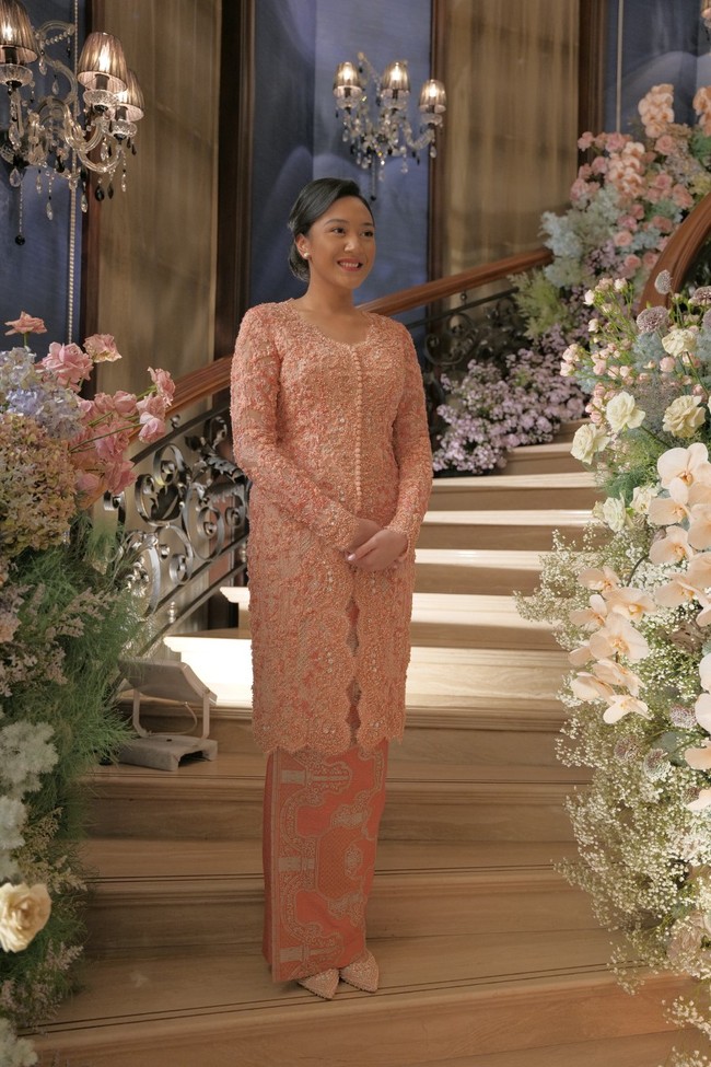 Putri Tanjung tampil memesona di hari lamarannya berkat pulasan makeup dari Bubah Alfian. Dia menyempurnakan penampilannya dengan kebaya dan desainer Sapto Djojokartiko. Foto: Dok. Modern.co