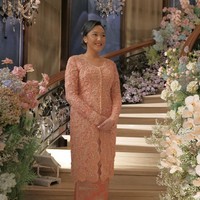 Putri Tanjung tampil memesona di hari lamarannya berkat pulasan makeup dari Bubah Alfian. Dia menyempurnakan penampilannya dengan kebaya dan desainer Sapto Djojokartiko. Foto: Dok. Modern.co