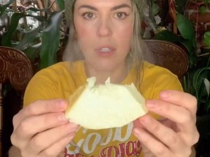 Rajin Coba Buah Eksotis, Bule Ini Jatuh Cinta Saat Makan Sukun