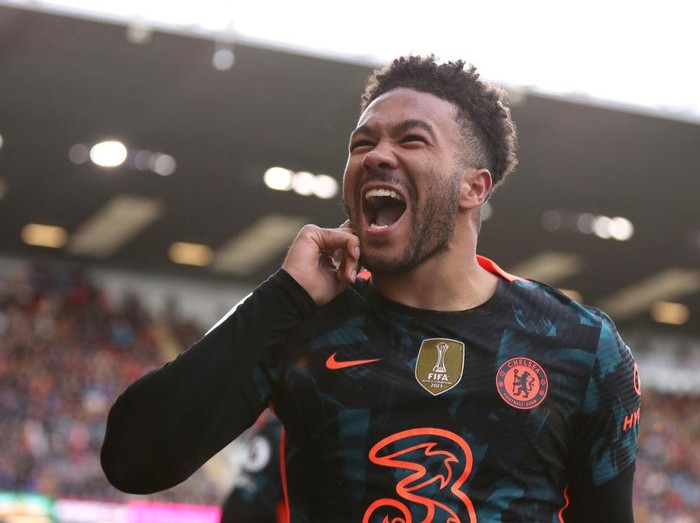 BURNLEY, ENGLAND - MARCH 05: Reece James of Chelsea celebrates after scoring their team's first goal during the Premier League match between Burnley and Chelsea at Turf Moor on March 05, 2022 in Burnley, England. (Photo by Lewis Storey/Getty Images)