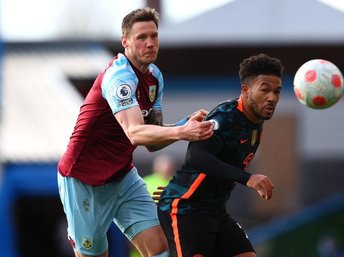 BURNLEY, ENGLAND - MARCH 05: Reece James of Chelsea celebrates after scoring their team's first goal during the Premier League match between Burnley and Chelsea at Turf Moor on March 05, 2022 in Burnley, England. (Photo by Lewis Storey/Getty Images)