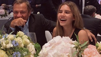 Ini fotonya bersama sang ayah yang dekat dengan Vladimir Putin. Foto: Instagram