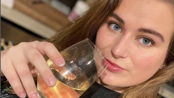 Kalau ini adalah Sofia Abramovich, putri Roman Abramovich sang pemilik Chelsea. Dia terang-terangan mengritik Vladimir Putin. Foto: Instagram