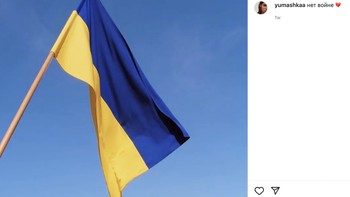 Beberapa waktu lalu di Stories, ia memposting sedang ambil bagian dalam protes anti perang Ukraina di London. Bahkan ia memajang bendera Ukraina di Instagram dengan caption bertuliskan no war. Foto: Instagram