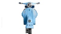Replika Vespa dari Lego ini juga dilengkapi dengan dua jok terpisah untuk pengendara dan penumpang, logo Vespa, serta pelat nomor Italia klasik tahun 1960-an. Foto: Dok. Lego