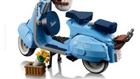 Lego mengusung skuter Vespa 125 klasik yang terinspirasi dari era tahun 1960-an. Dilapisi warna pastel biru yang khas, aura klasik dari replika skuter tersebut makin terasa. Foto: Dok. Lego