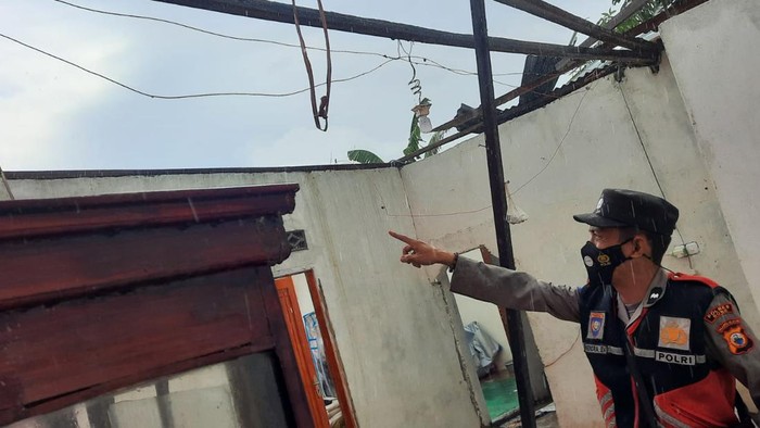 Rumah rusak diterjang puting beliung di Bone