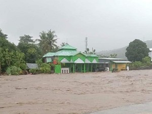 2 Rumah Warga-Perahu Nelayan Hanyut Diterjang Banjir Bandang di Barru