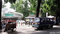 Diketahui, sejumlah kendaraan yang terparkir di trotoar yang berada di Jalan Tamansari, Kota Bandung, itu merupakan kendaraan milik pengunjung yang hendak berwisata ke Kebun Binatang Bandung.