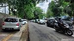 Saat Trotoar di Jalan Tamansari Bandung Jadi Tempat Parkir Kendaraan